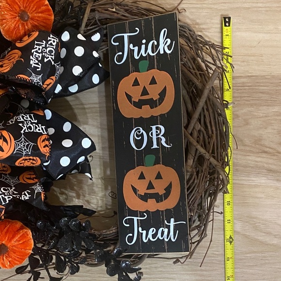 Halloween Trick or Treat Wreath with Orange Pumpkins - Picture 2 of 3